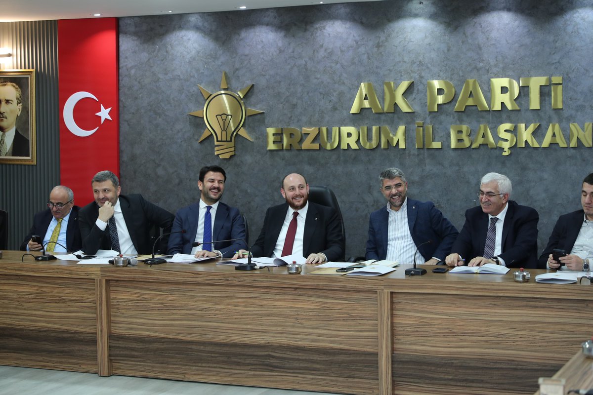 Dadaşlar diyarı Erzurum’da İl Başkanlığımızı ziyaret ederek kıymetli dava ve yol arkadaşlarımızla bir araya geldik.

Ardından İlçe Başkanlarımızla gerçekleştirdiğimiz toplantıda teşkilatımızın heyecanını ve kararlılığını bir kez daha gördük.

Erzurum’un güçlü duruşuyla yolumuza