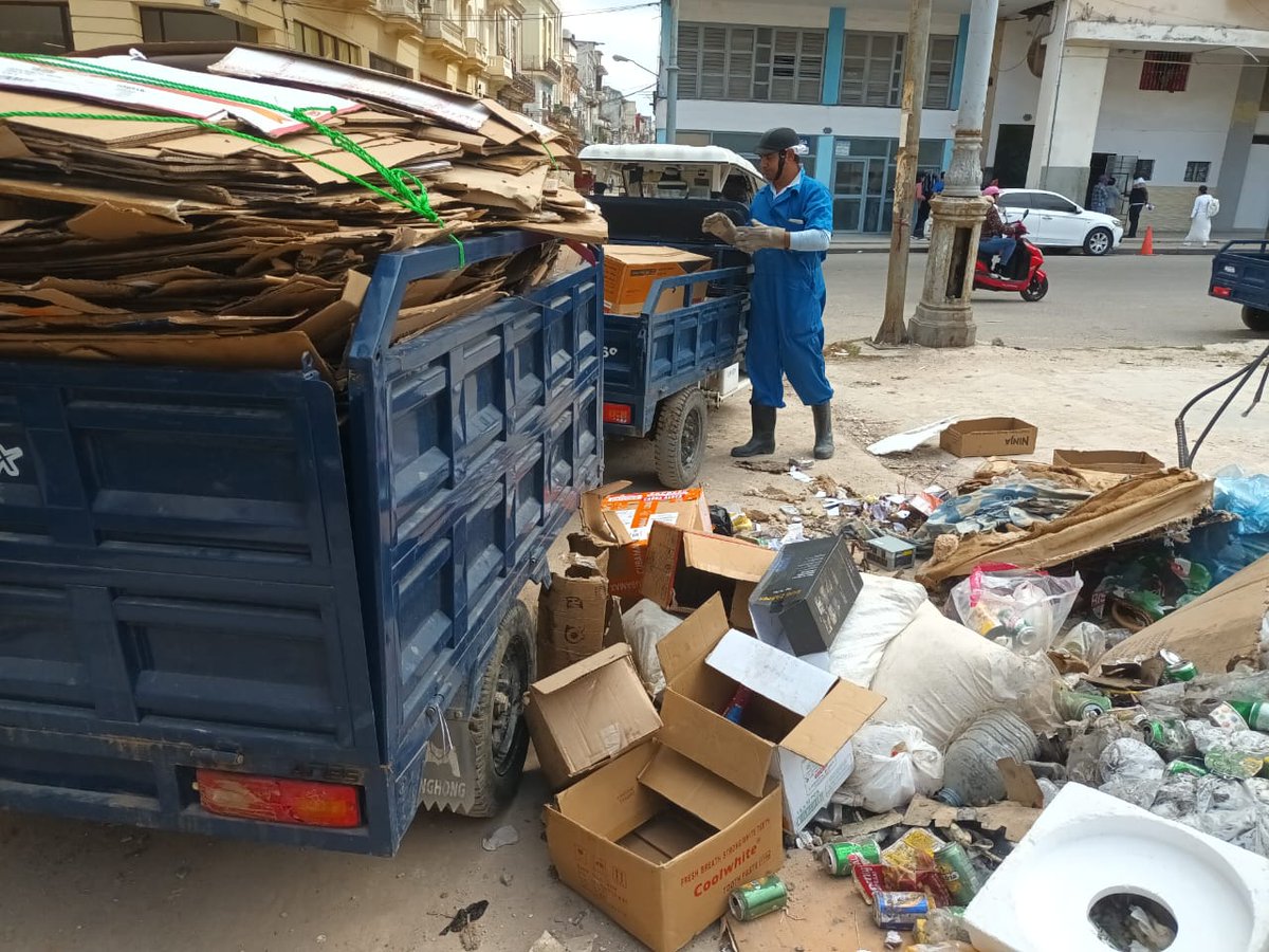 Si todos contribuimos, el cartón no va a los depósitos de basuras, por eso la importancia de clasificar y conservar. Los recicladores incrementando las cargas a partir del uso de los remolques en los equipos eléctricos.
#LaHabanaDeTodos, #IndustriasCuba, #cubarecicla