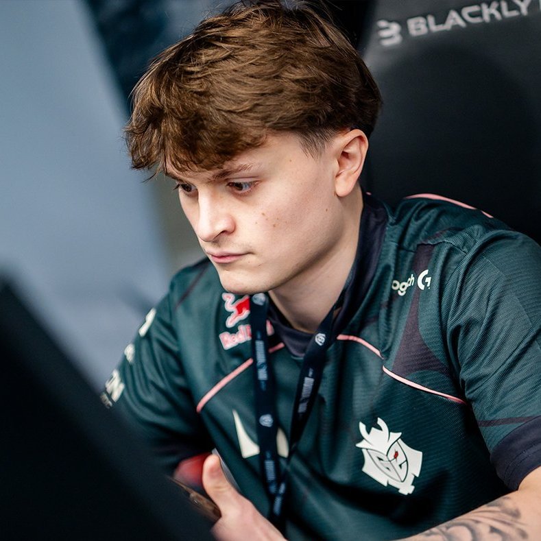 GamerInSiege_GG's tweet photo. 🚨🟧 VAI PRO BANCO!

Após dois anos vestindo a camisa da G2, o jogador BLAZ foi movido para o banco de reservas da line-up de Rainbow Six.

Mudança importante na equipe, que pode indicar reformulação ou testes visando a próxima etapa da temporada. 👀

#GISFEV26 https://t.co/s4pWW1xlwP