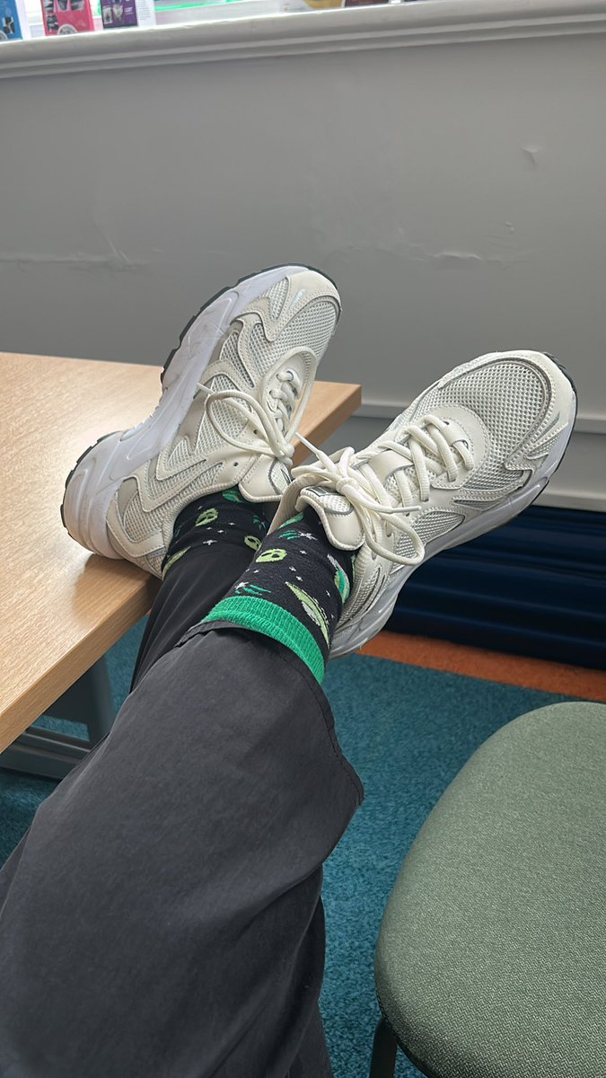 lydiaofwhiterun's tweet photo. I’ll be posting feet pics everyday until you pay for my laptop 💋
#Day265
#feet #LydiaSoles https://t.co/m9YQBjuesJ