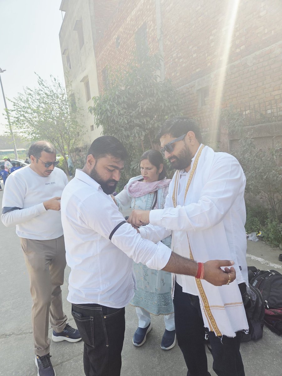 navneetnsns's tweet photo. No TET
Teachers all over Delhi, worked by typing black strip on their arms, showing their discontentment over TET Compulsion for before 2011 appointees.
#ADPSSAgainstTETCompulsion
#JusticeForTeachers https://t.co/ySi11DKrT4