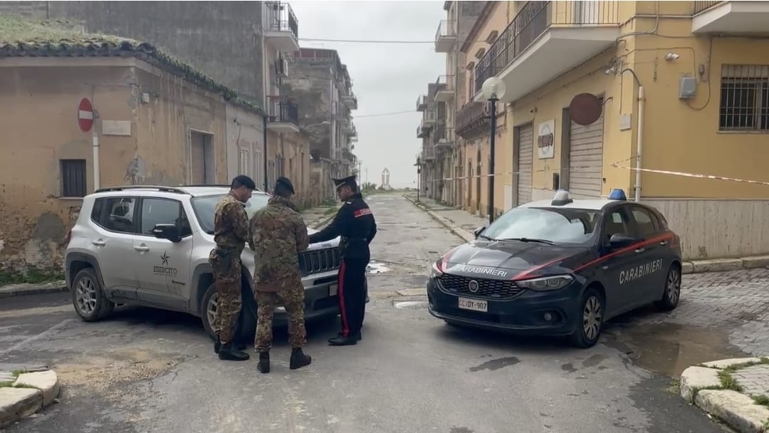 MinisteroDifesa's tweet image. #Emergenza Frana #Niscemi (CL)

Il Presidente della Repubblica, Sergio #Mattarella, nel corso della sua visita a Niscemi, ha salutato i militari impegnati a sostegno della popolazione.

"Ringrazio il Presidente Mattarella, la sua vicinanza alla popolazione rappresenta un punto di