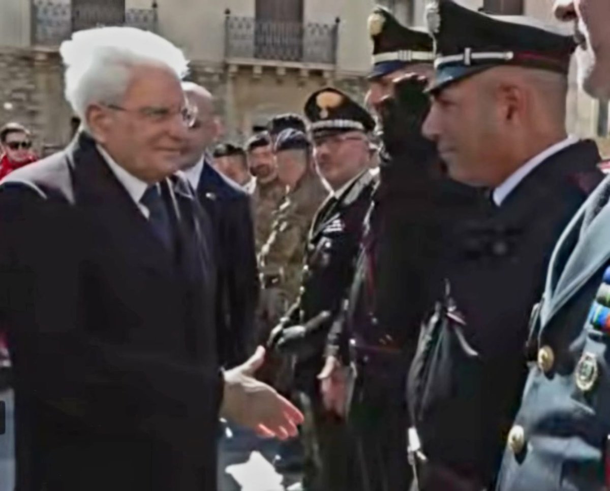 MinisteroDifesa's tweet image. #Emergenza Frana #Niscemi (CL)

Il Presidente della Repubblica, Sergio #Mattarella, nel corso della sua visita a Niscemi, ha salutato i militari impegnati a sostegno della popolazione.

"Ringrazio il Presidente Mattarella, la sua vicinanza alla popolazione rappresenta un punto di