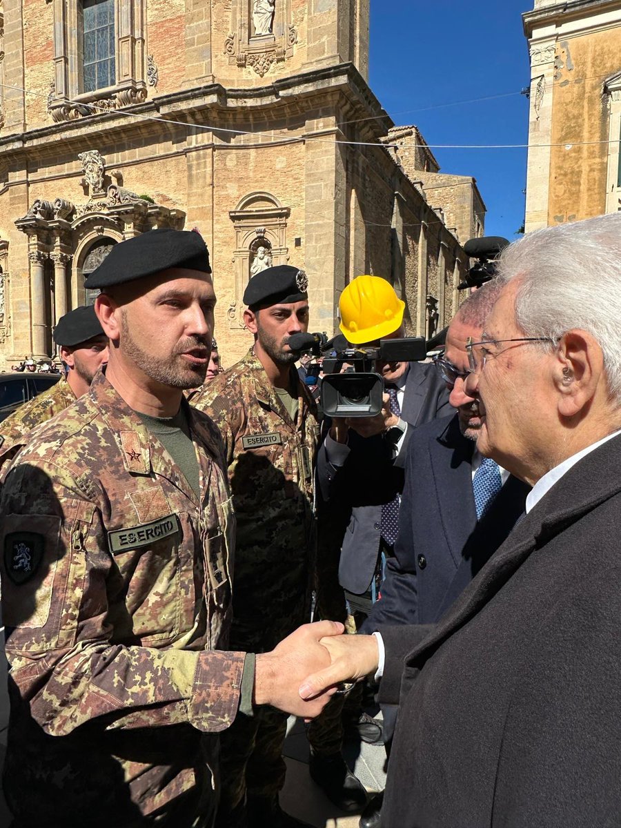MinisteroDifesa's tweet image. #Emergenza Frana #Niscemi (CL)

Il Presidente della Repubblica, Sergio #Mattarella, nel corso della sua visita a Niscemi, ha salutato i militari impegnati a sostegno della popolazione.

"Ringrazio il Presidente Mattarella, la sua vicinanza alla popolazione rappresenta un punto di