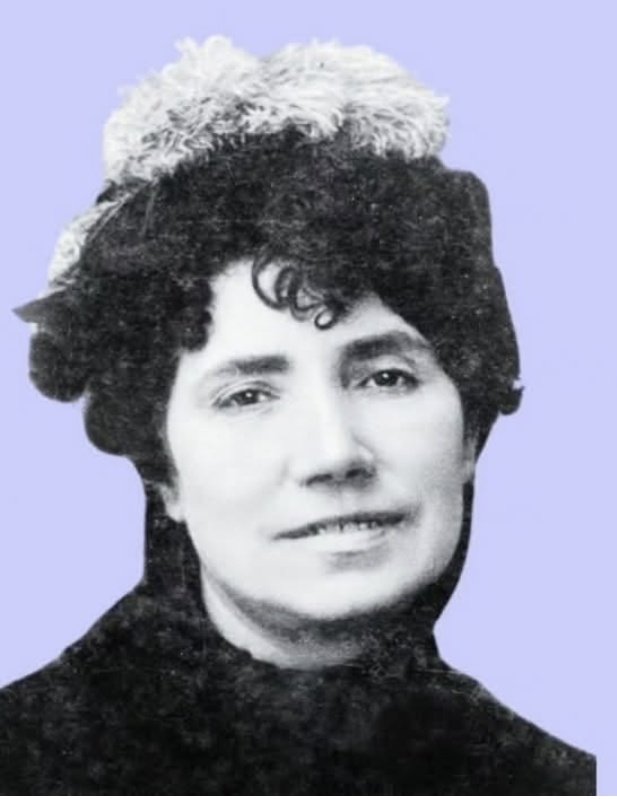 Cando penso que te fuches, negra sombra que me asombras, ó pe dos meus cabezales tornas fazéndome mofa.
Rosalía de Castro (23 de febrero de 1837 -  15 de julio de 1885)
#DiaDeRosalia