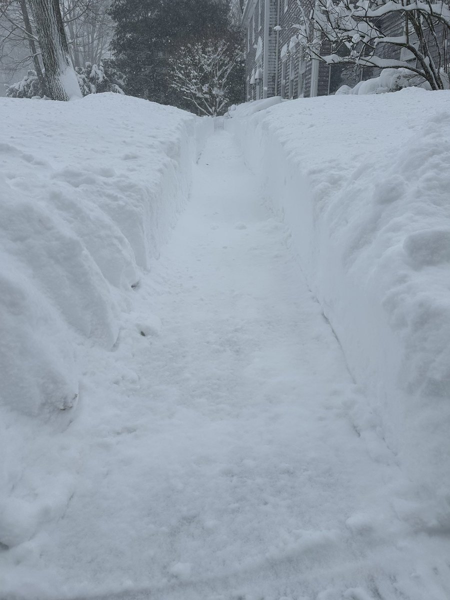 cspallone77's tweet photo. Some crazy scenes from home in SW CT (Ridgefield) under a heavy band of snow for much of this morning. Unsure of an exact total, but likely around 18” by now based on surrounding observations. @ryanhanrahan @RachelFrank_CT @TylerHughesWX #CTwx https://t.co/tscr2LA3FN