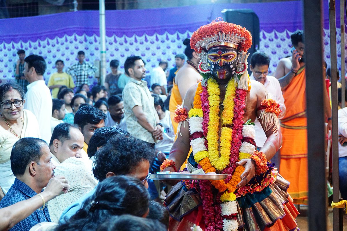 श्री भगवती दुर्गापरमेश्वरी मंदिर, कलिना येथे आयोजित वर्षोत्सव नेमोत्सवानिमित्त पार पडलेला ‘कोला’ कार्यक्रम अत्यंत भक्तिमय, मंगलमय आणि उत्साहपूर्ण वातावरणात संपन्न झाला. या पवित्र प्रसंगी उपस्थित राहून सदिच्छा भेट दिली तसेच देवीच्या चरणी नतमस्तक होत मनःपूर्वक आशीर्वाद घेतले.

या