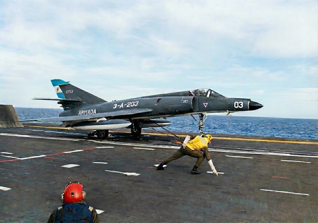 AMD-BA #SuperEtendard 0753/3-A-203 de la Segunda Escuadrilla Aeronal de Caza y Ataque (#EA32) del Comando de la Aviación Naval (#COAN) de la #ArmadaArgentina, a punto de ser lanzado desde la catapulta del #Portaaviones (V-2) #ARA25deMayo.
La unidad, #VeteranaDeLaGuerradeMalvinas
