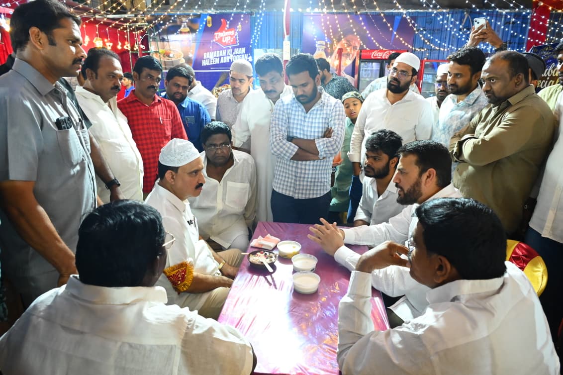 ఈరోజు పంజా సెంటర్‌లో ఉపవాస దీక్షల్లో ఉన్న ముస్లిం సోదరుల కోసం ఏర్పాటు చేసిన ఫుడ్ కోర్టును సందర్శించడం జరిగింది. ఈ సందర్భంగా స్థానిక నాయకులు <a href="/MSBaigVIJ/">MSBaig</a> గారు, జలీల్ ఖాన్ గారు మరియు ఇతర ముఖ్య నేతలు నన్ను సంప్రదాయబద్ధంగా సత్కరించడం చాలా సంతోషం కలిగించింది. అక్కడ ఏర్పాటు చేసిన హలీం