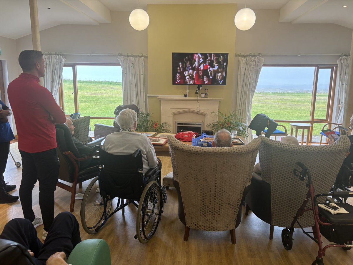 CommunityRovers's tweet photo. Rovers In The Community 🔴⚪️

We had another brilliant Sporting Memories afternoon in Summerville Nursing Home looking back on Rovers memorabilia &amp; talking about all things football 😄

Huge thanks to Rovers legend Conor O’Grady for joining us as well 🙌

#Bitored | #Since1928 https://t.co/pVnvQSr0si