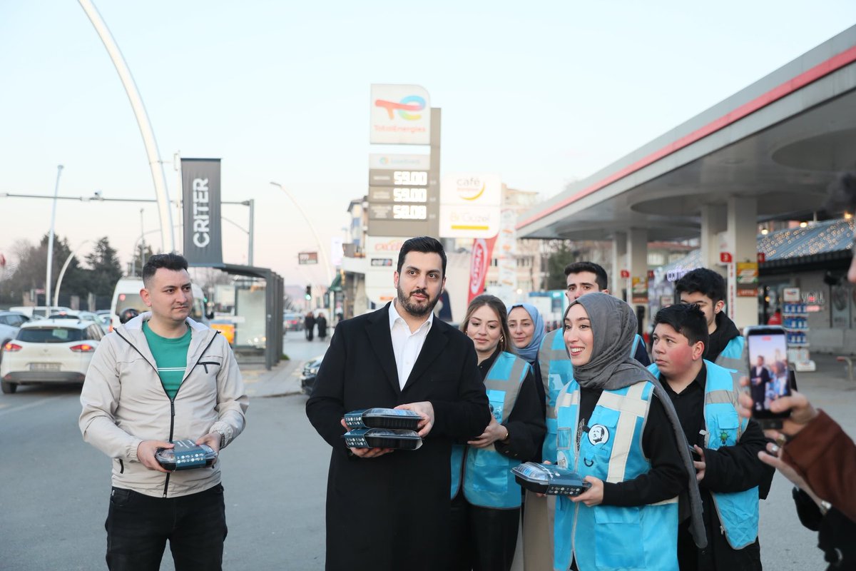 İftara 5 kala bugün yine yollardaydık! 🚗 

İstanbul Milletvekilimiz <a href="/RumeysaKadak/">Rumeysa Kadak</a> ile birlikte gönül gönüle verip iftariyeliklerimizi hemşehrilerimize ulaştırdık. 🌙 

AK Gençliğin olduğu yerde Birlik var, bereket var, heyecan var. ⚡️