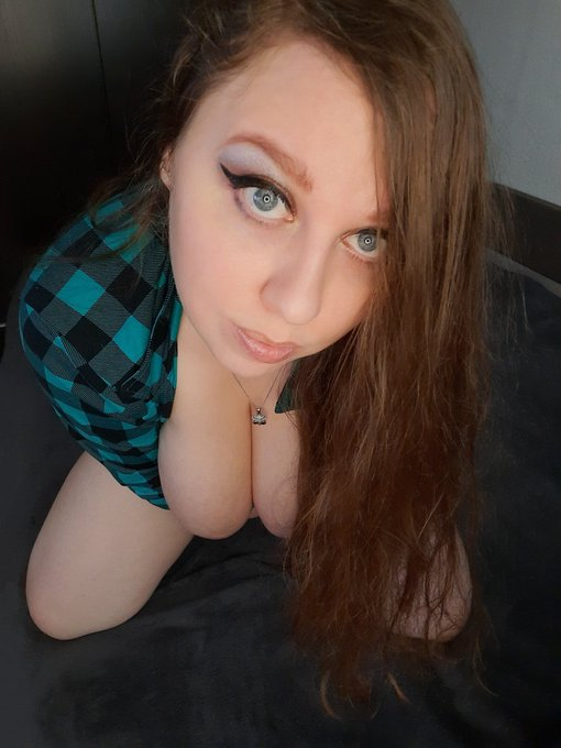 SHolmes42155's tweet photo. i feel so fucking #horny tonight https://t.co/vXXl0uggux