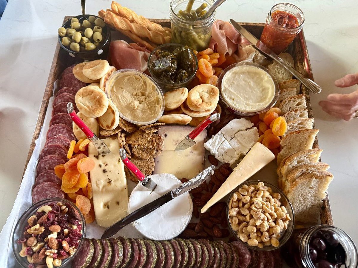 carrieunderwood's tweet image. Did I go over-BOARD with the snacks for tonight’s episode of #americanidol? 🧀😂