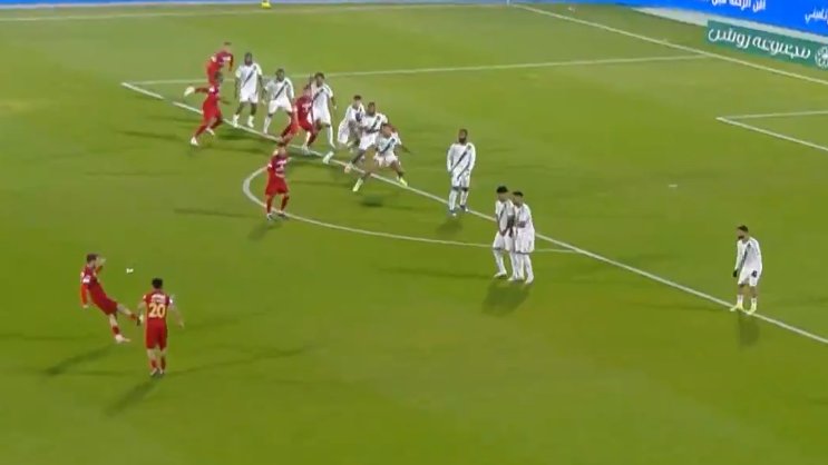 لا يوجد تسلل لحظه لعب الكورة وحتى في الاعاده الي ظهر تقدم بد لاعب ضمك وخسب قوانين كورة القدم لا يحسب تقدم اليد تسلل لان المهاجم لا يمكن ان يسجل الكورة بيده فاين التسلل في هذه اللقطه ... مالذي يحدث ؟؟ #ضمك_الاهلي