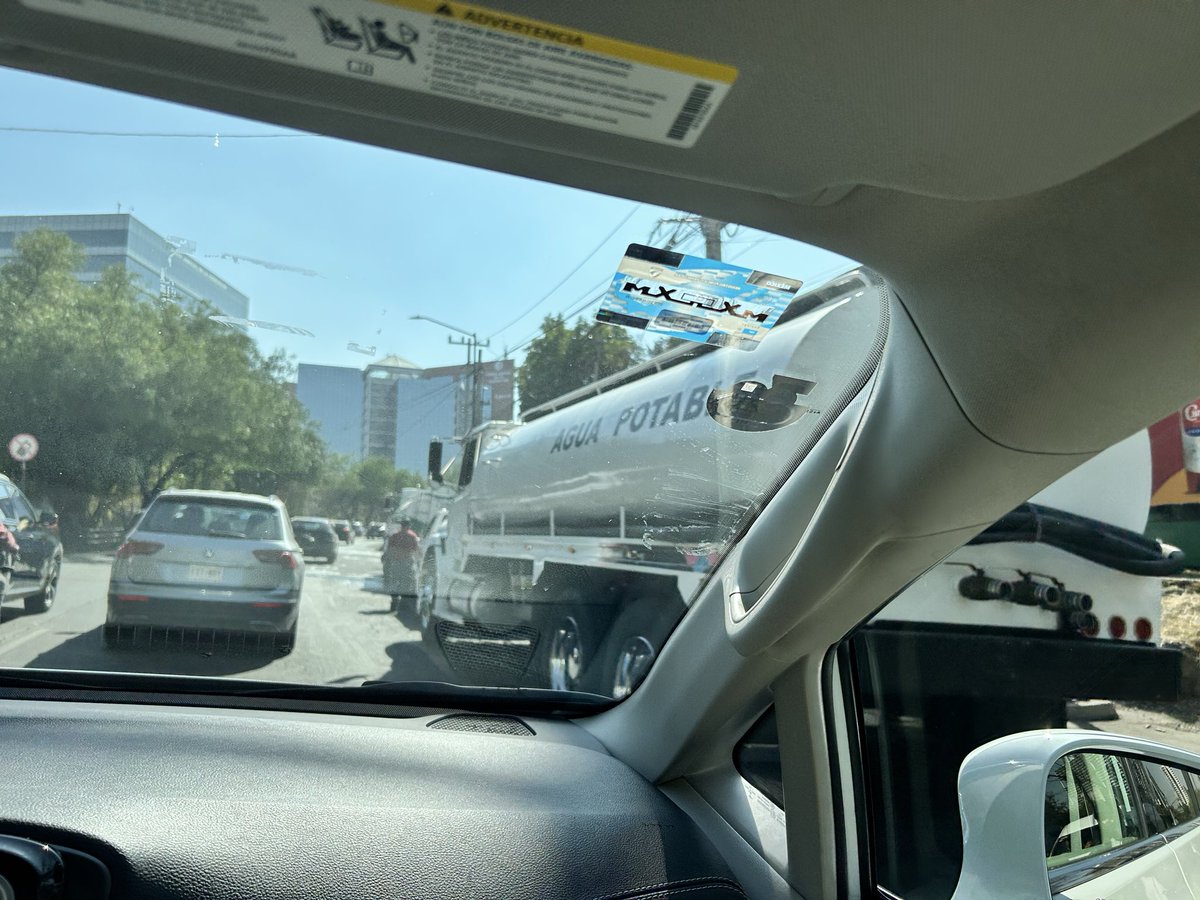 Joaxos's tweet photo. @OVIALCDMX, @tlalpanvecinos, pipas estacionadas sobre la Picacho-Ajusco a la altura de la ASF bloqueado un carril a hora pico generando mucho tráfico. https://t.co/t6j5v60bi1