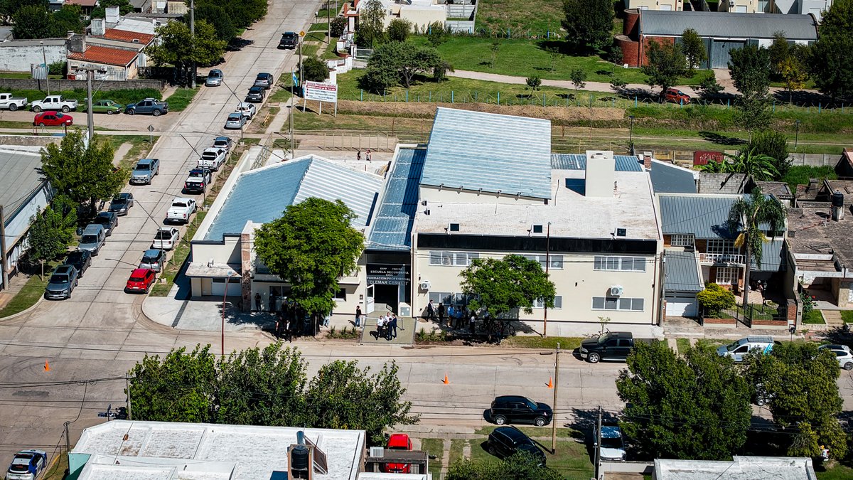 gobdecordoba's tweet image. 🏫🙌 El gobernador @MartinLlaryora encabezó la inauguración de la Escuela Secundaria con Formación Profesional “Clemar Cerutti” en la localidad de #Freyre, departamento #SanJusto. Una #obra educativa estratégica que vincula la formación técnica con el desarrollo productivo
