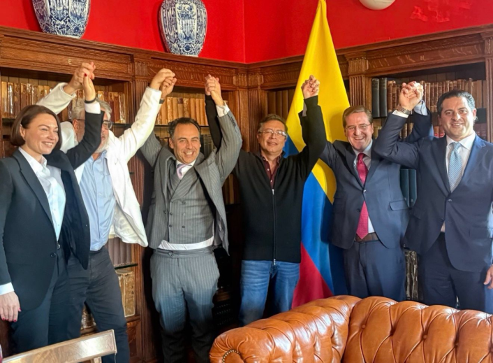 El gobierno <a href="/petrogustavo/">Gustavo Petro</a> contrató a la firma inglesa Amadeus Consultancy Limited para sacar al presidente, su esposa y su hijo de la Lista Clinton.

El contrato es por 10.000 millones de pesos.

Los abogados de esa firma defendieron antes a Alex Saab, testaferro de Maduro.

🧵