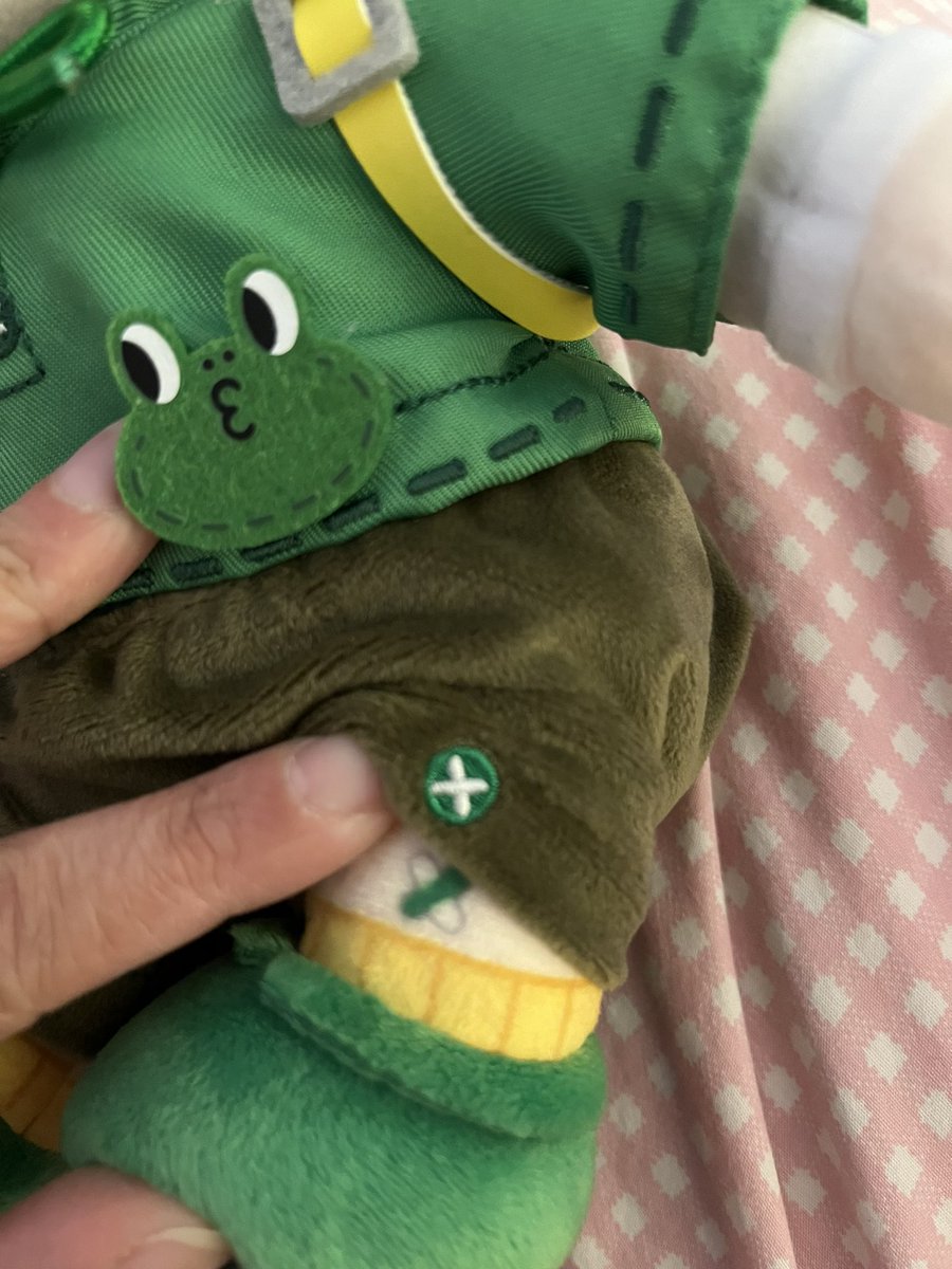 a cute thing about the leonard florian sitting plush is that it has a bunch of design details, like the bandaids on his knee and yellow socks 💚