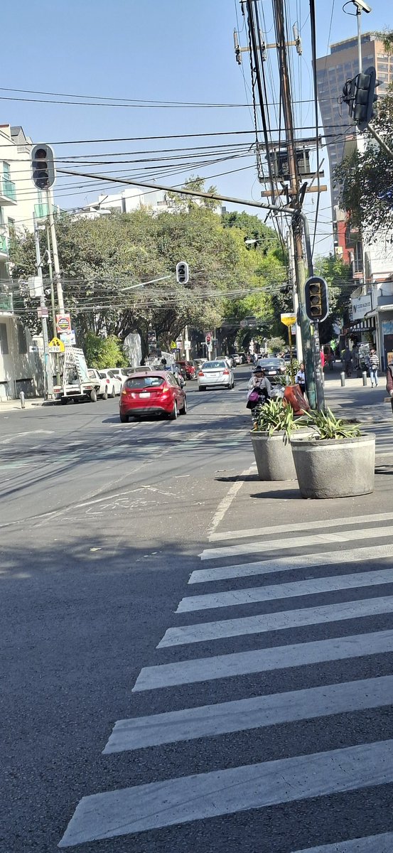 CaradeCrapula's tweet photo. @OVIALCDMX @UCS_GCDMX @SSC_CDMX @MrElDiablo8 El cruce es un caos y las unidades de vialidad hicieron caso omiso al problema @OVIALCDMX https://t.co/SUQUqNHETg