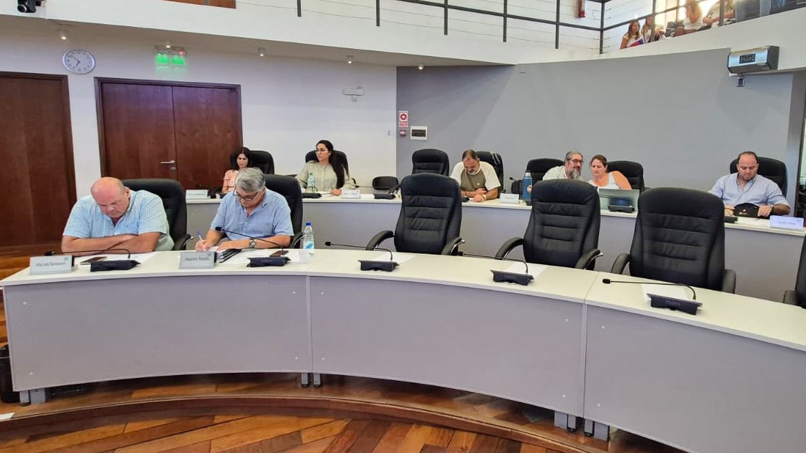 En el tratamiento d presupuesto d la <a href="/IdCanelones/">Gobierno de Canelones</a> los ediles del <a href="/PNACIONAL/">Partido Nacional</a>  solicitamos + tiempo para preguntas El FA dijo NO
Nos levantamos d nuestras bancas
Luego <a href="/FLegnaniSilva/">Francisco Legnani</a> habla d transparencia
La transparencia NO es un discurso Es dejar q pregunten sin miedo y sin apuro