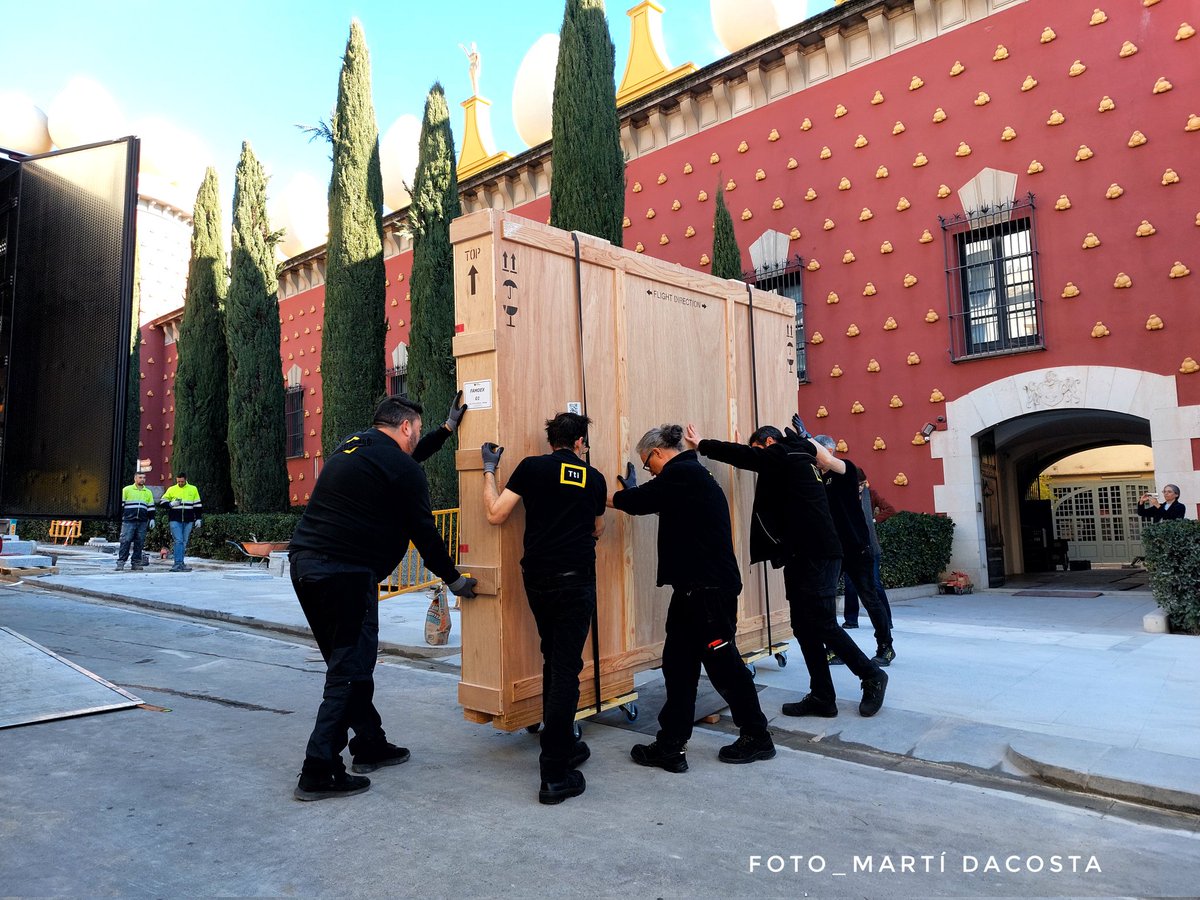 martidacosta's tweet photo. Aquest matí a primera hora, el quadre “La Madonna de Port Lligat” de Salvador Dalí,  exposada de forma permanent al Fukuoka Art Museum. S’ha acomiadat de  Figueres, i ha començat el seu retorn cap al Japó.
#Figueres
#MuseuDalí
#MadonnadePortLligat
#Fukuoka
#Japan https://t.co/AMsRc53W8i