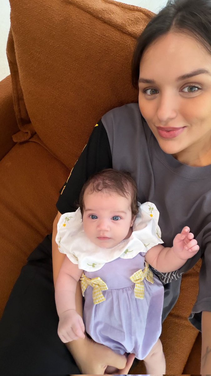 folksitons's tweet photo. a filha da kalimman é linda mesmo https://t.co/ifaF3qvWOq