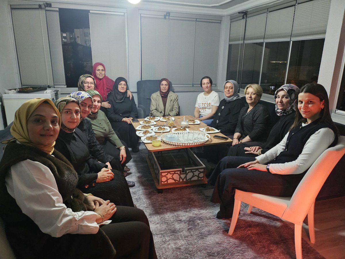 📍#Dilovası 

#Ramazan 05.Gün 

Bu akşam iftarda, Serap Mutlu hanımın hanesine,ilçe kadın kolları başkanım Burçin Taşdemir, ilçe başkanımızın eşi Elif Yıldırım,meclis üyemiz İnci Aydemir, <a href="/DilovasiBld/">Dilovası Belediyesi</a> başkanımızın eşi Feyza Ömeroğlu ve teşkilatımız ile birlikte misafir olduk.