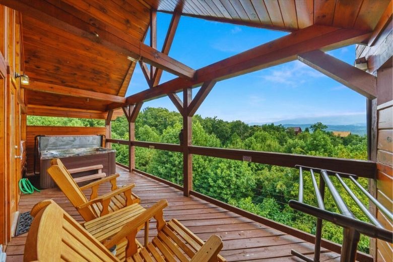 ColonialCabins's tweet photo. What makes a spring weekend especially cozy? Picture a cabin with comfy furnishings. Bubbling hot tubs. Decks giving you front row seats to spring splendor. Find all this and more in these four luxurious cabins > https://t.co/5FMuqcTKNQ https://t.co/Qf2IBtctS8
