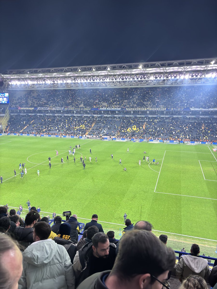 Üzüntüden beyin kanaması geçireceğim artık…5dk içinde bambaşka duygular..yine bi ölüm kalım maçında öldük. İleride bu bıraktığımız puanları çok ararızz