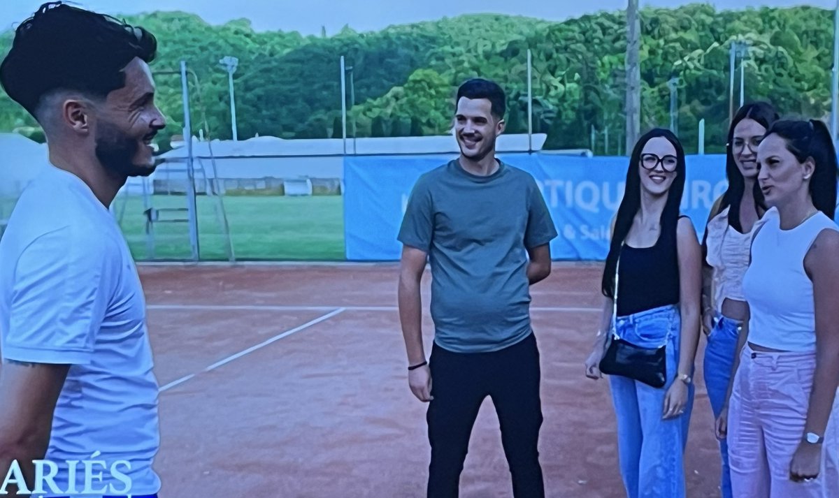ChesterCooperp's tweet photo. - Salut, qu’est ce que tu fais ? 
- Un tennis connard.

#MAPR
 #MariesAuPremierRegard
#MariesAu1erRegard https://t.co/F8AZmcybfA