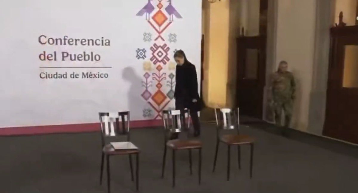 La Shein quería seguir repartiendo abrazos, pero tuvo que repartir balazos. No pudo cumplir las expectativas del macuspano y así entró hoy a la mañanera. 👀