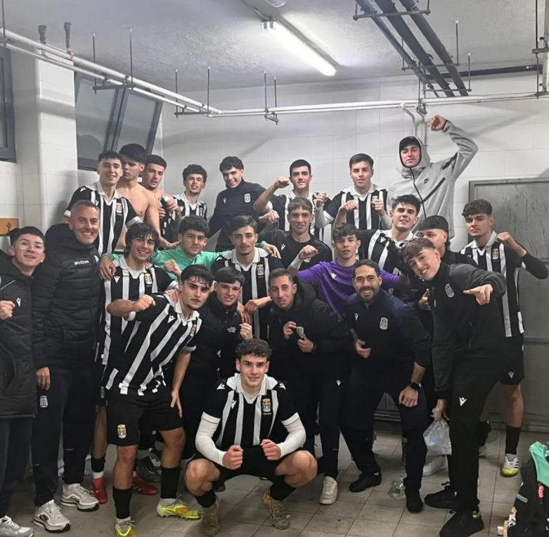 Nacional10x's tweet photo. Liga Nacional Juvenil - J22

Fue capaz FC Cartagena de sumar 3 puntos en feudo del siempre complejo Ranero CF (0-2).

Fulo y Chechi vieron portería, de cara a que el conjunto albinegro siga en ascenso directo a División de Honor, aventajando en 7 puntos a ADM Lorquí (competidor) https://t.co/v83uImZuEV