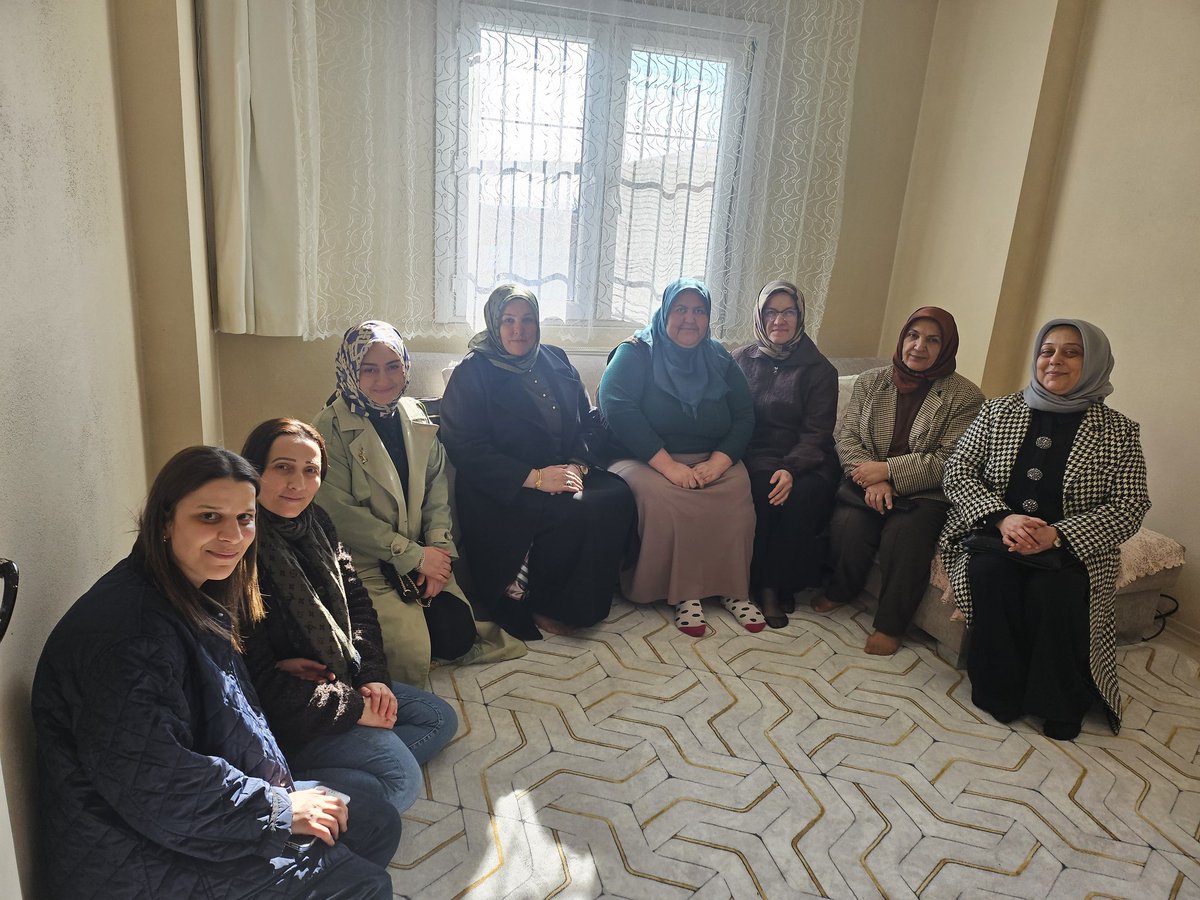 İlçe Kadın Kolları Başkanımız Burçin Taşdemir,İl Yöneticilerimiz Hilal Okumuş ve Yurdagül Öztürk,Meclis Üyemiz İnci Aydemir,Belediye Başkanımızın kıymetli eşi Feyza Ömeroğlu ve Yönetim Kurulu Üyelerimiz ile birlikte Semra Hanım’a gönül ziyaretinde bulunduk.