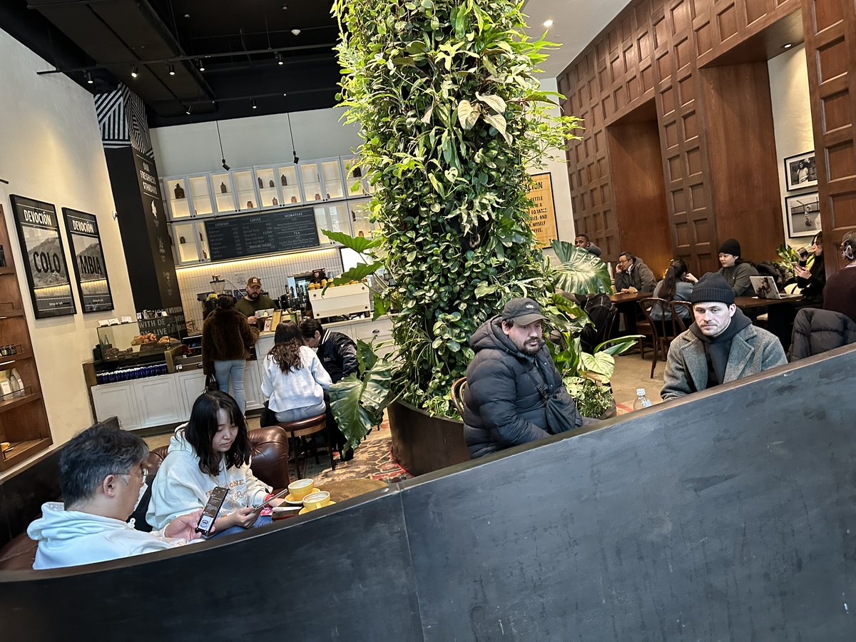 EllieJapan2022's tweet photo. The coffee place we are planning to go is really crowded and finally sitting in Paris Baguette
#ParisBagguette #coffeetime #withmyfriend #Manhattan #NY #girlstalk #reunion https://t.co/jkB94hqHc3