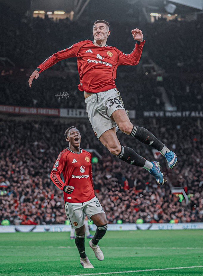 Benjamin Sesko scored a beautiful goal to take the lead for Manchester United against Everton!

Everton 0:1 Manchester United