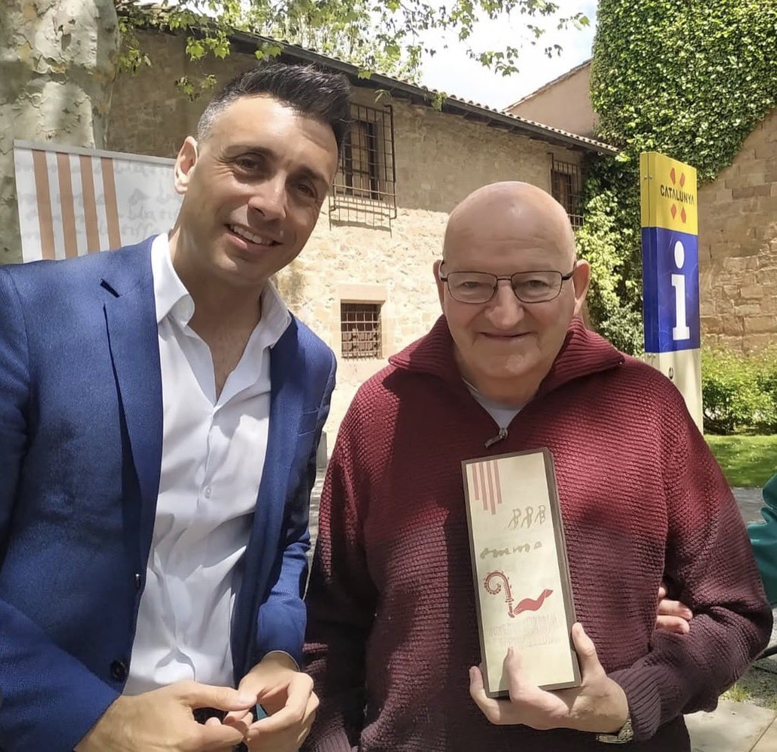 salbrich's tweet photo. Trist per la mort d’en Josep Bosc. Hem compartit moltes estones parlant de Sant Joan i de la Catalunya que volíem. Ens deixa una persona que estimava fortament la nostra Vila.

Orgullós d’haver-li pogut entregar el Guardó Emma 2025.

Gràcies per totes les estones viscudes, Josep. https://t.co/iNNnMAw6wR
