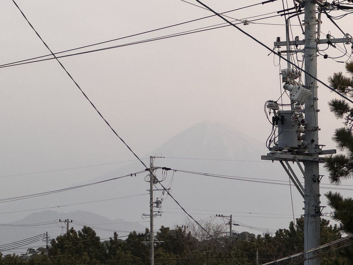 grassM112S's tweet photo. おはグラシア〜す☀️👋🐷

2026年2月24日(火)
今日の天気は？晴れ☀️のち曇り☁️
最高気温19℃降水確率40％
6時31分現在の #朝空 です☀️

天気は良いですが #富士山 がかなり霞んで見えます🗻
今日も暖かくなりそうです☀️
昨日は花粉症の症状が酷かったので対策しなければ😷💦

今日は何の日！？😳
「クロスカントリーの日」「鉄道ストの日」「月光仮面登場の日」だそうです😆

それでは今日もよろしくお願いします〜😊👍✨

昨日のクイズの答えは！？😳
①2てんでした〜✨👏👏👏🐷

#おはようございます