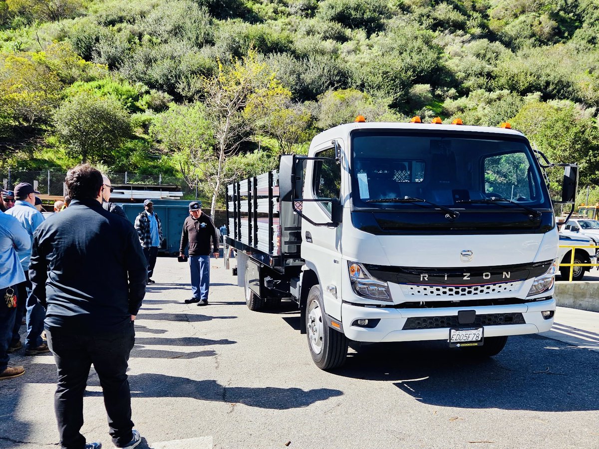 theevchoice's tweet photo. Keeping that Laguna Beach air as fresh as the ocean breeze!

We’re proud to deliver a new all-electric RIZON truck to the City of Laguna Beach. A beautiful city deserves a clean environment, and this zero-emission fleet addition helps keep it that way.

#EVChoice #RIZON #CleanAir https://t.co/DJQlrzOp72