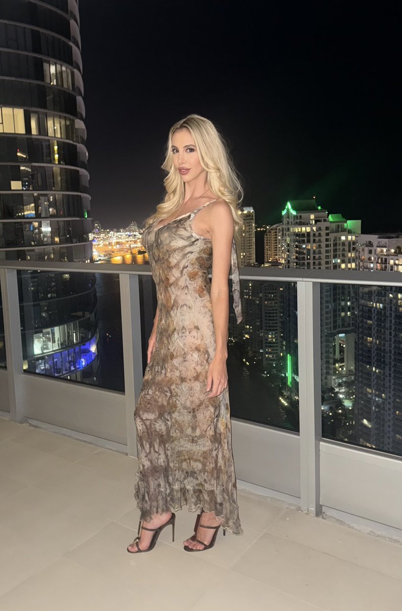 briteresi's tweet photo. Stepping out 😉🌆 https://t.co/PJwfnKcm2p
