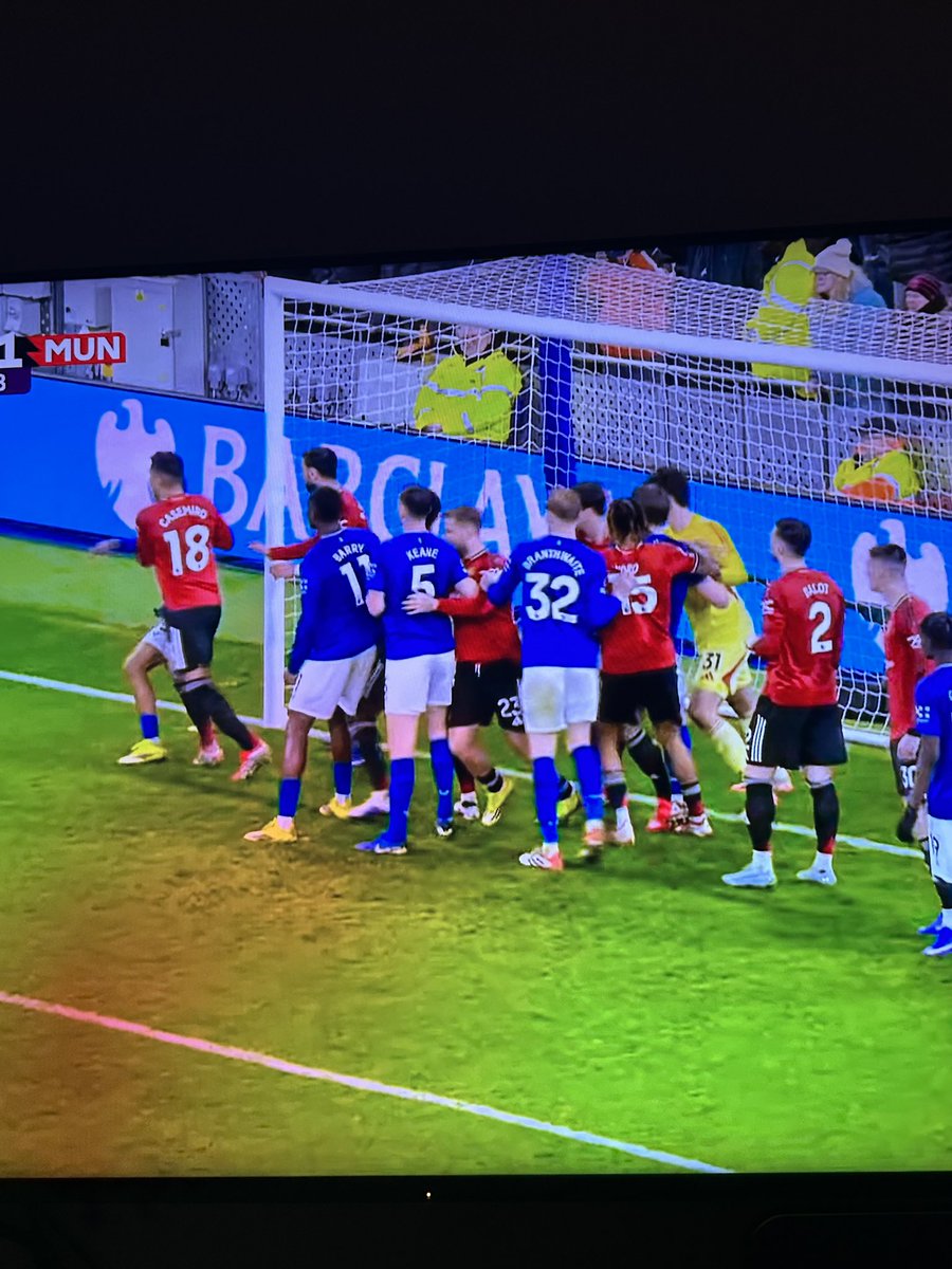 Tyows's tweet photo. Buset kek Halte Trans Jakarta Puri Beta Ciledug ramenya ini gawang Manchester United 😅 https://t.co/CDhKOzQNPx