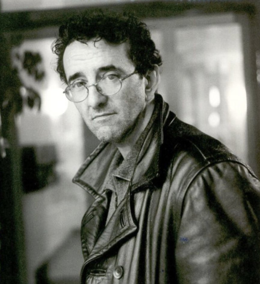 Con Darío Galicia con la cabeza abierta, Roberto Bolaño, escritor, procede a glosar una amistad: "Es 1976 y la Revolución ha sido derrotada
pero aún no lo sabemos." Bolaño recupera así un elemento fundamental de la vida: la lucha y el amor entre amigos. Lee "La visita al