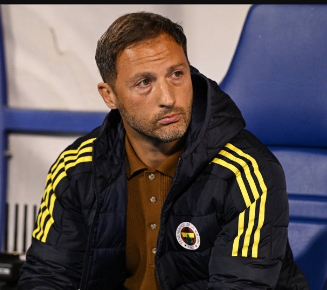 Geldiğinde,
- 9 puan fark vardı. 
- Getiren yönetim gitti
- 11 senedir şampiyon olamamanın travmasını yaşayan bir camia 
- kendi kurmadığı kadro
- farkı 2 puana düşürdü 
- derbileri aldı 
- rakibi suç örgütü gibi..

Ve taraftar bugün bu adama sövüyor!! 

Biz beter oluruz beter !!