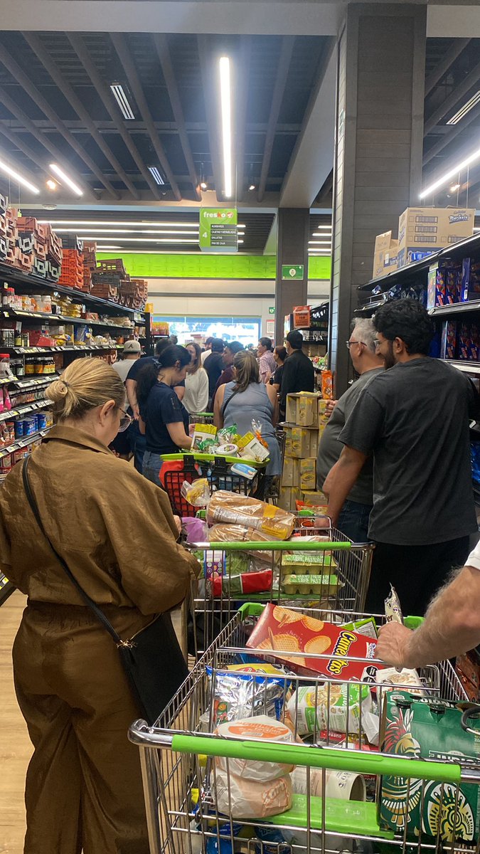 Largas filas para comprar en el supermercado, se acabó el agua, los huevos y el pan, rápido se van los artículos de los estantes! Así la tranquilidad en @Zapopan!