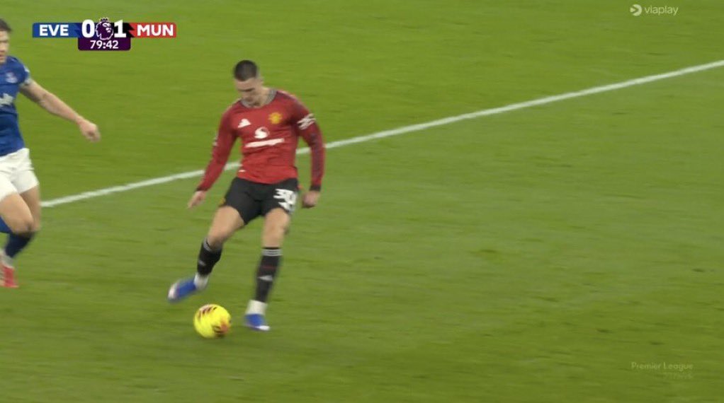 damilolaiyanu01's tweet photo. 90 minutes still 0:1 Man U is leading 
Everton vs Manchester United 
#EVEMAN #EVEMUN #PremierLeague https://t.co/DMLGqCvZ74