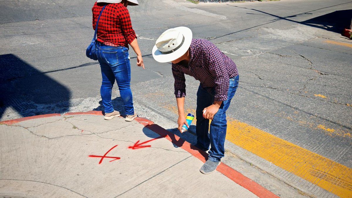 DiariodeMorelos's tweet photo. Emiliano Zapata analiza puntos estratégicos para ampliar red de videovigilancia

Emiliano Zapata, Morelos.- El Ayuntamiento de Emiliano Zapata inició un recorrido técnico en distintas colonias del municipio para definir los puntos donde serán instaladas nuevas cámaras de videovigilancia que se integrarán al sistema del Centro de Control y Comando (C2), con el objetivo de ampliar la cobertura de monitoreo y reforzar la seguridad.

La supervisión comenzó en la colonia La Misión y posteriormente se extendió a Tres de Mayo. De acuerdo con autoridades municipales, el análisis continuará en Tepetzingo y Tetecalita, donde se evaluará la viabilidad técnica para la conexión y funcionamiento de los equipos.

El operativo es encabezado por el secretario de Seguridad Pública y Tránsito Municipal, Rogelio Romero Nente, junto con personal especializado del C2 y representantes de distintas áreas administrativas, quienes realizan el diagnóstico en campo para determinar cobertura, conectividad y puntos de mayor tránsito.

Según lo informado por el gobierno municipal, la ampliación del sistema busca fortalecer la capacidad de respuesta de los cuerpos de emergencia y aumentar el monitoreo en tiempo real en zonas consideradas estratégicas.

La administración que encabeza el alcalde Santos Tavarez García señaló que el fortalecimiento del C2 forma parte de su estrategia para modernizar las herramientas de seguridad y ampliar la vigilancia tecnológica en el municipio.
