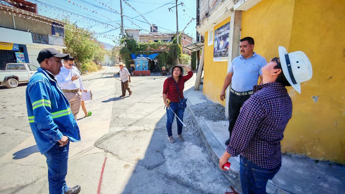 DiariodeMorelos's tweet photo. Emiliano Zapata analiza puntos estratégicos para ampliar red de videovigilancia

Emiliano Zapata, Morelos.- El Ayuntamiento de Emiliano Zapata inició un recorrido técnico en distintas colonias del municipio para definir los puntos donde serán instaladas nuevas cámaras de videovigilancia que se integrarán al sistema del Centro de Control y Comando (C2), con el objetivo de ampliar la cobertura de monitoreo y reforzar la seguridad.

La supervisión comenzó en la colonia La Misión y posteriormente se extendió a Tres de Mayo. De acuerdo con autoridades municipales, el análisis continuará en Tepetzingo y Tetecalita, donde se evaluará la viabilidad técnica para la conexión y funcionamiento de los equipos.

El operativo es encabezado por el secretario de Seguridad Pública y Tránsito Municipal, Rogelio Romero Nente, junto con personal especializado del C2 y representantes de distintas áreas administrativas, quienes realizan el diagnóstico en campo para determinar cobertura, conectividad y puntos de mayor tránsito.

Según lo informado por el gobierno municipal, la ampliación del sistema busca fortalecer la capacidad de respuesta de los cuerpos de emergencia y aumentar el monitoreo en tiempo real en zonas consideradas estratégicas.

La administración que encabeza el alcalde Santos Tavarez García señaló que el fortalecimiento del C2 forma parte de su estrategia para modernizar las herramientas de seguridad y ampliar la vigilancia tecnológica en el municipio.
