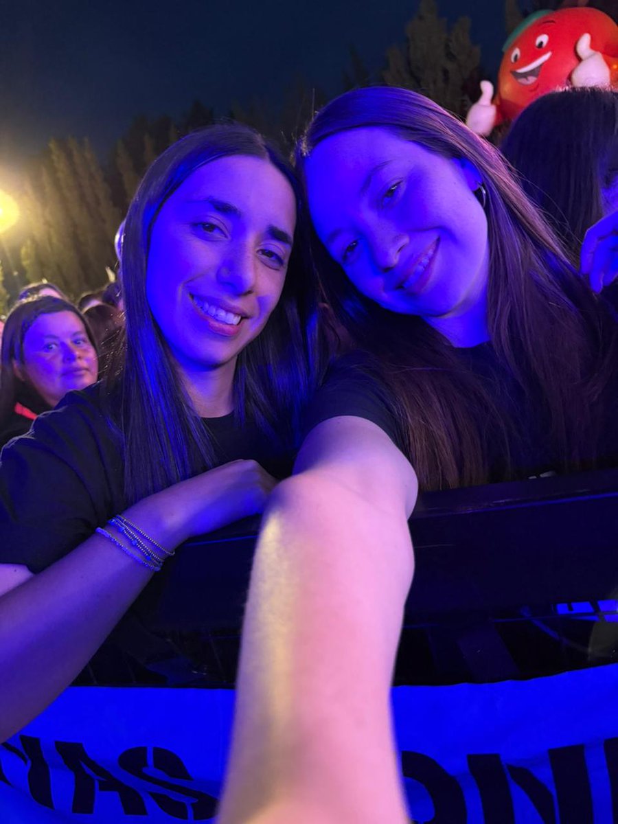 iloveyoulaliter's tweet photo. Que lindo es seguirte hace tantos años, poder compartir viajes y momentos de felicidad con amigas que conocí gracias a vos. Te quiero, te admiro y me haces muy feliz siempre @lalioficial GRACIAS ❤️‍🩹 https://t.co/U6R9kB7bkW