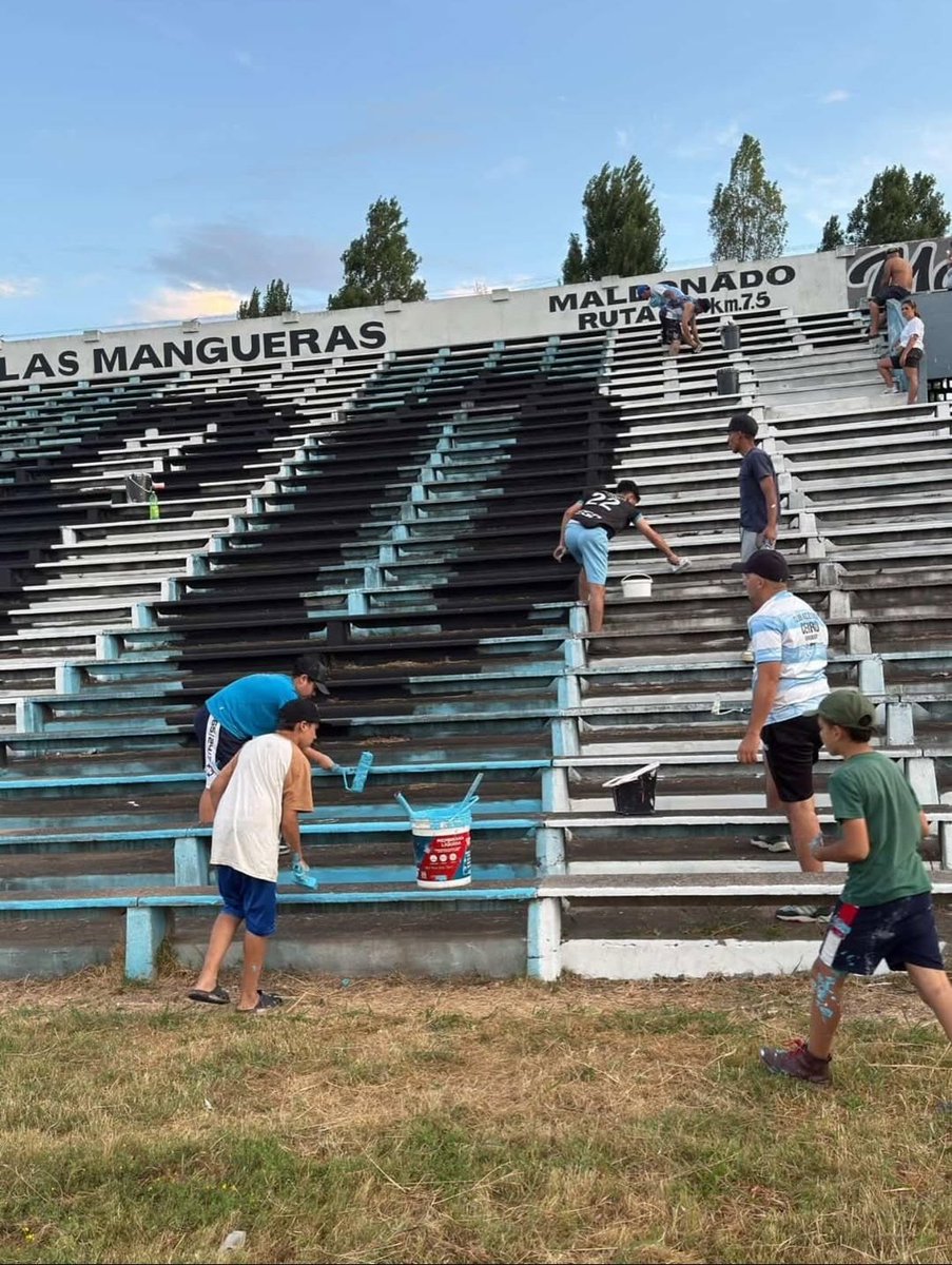 javifundamental's tweet photo. Los hinchas, siempre los hinchas 
💙🤍
#SomosELbarrio https://t.co/t3QRng3qsf