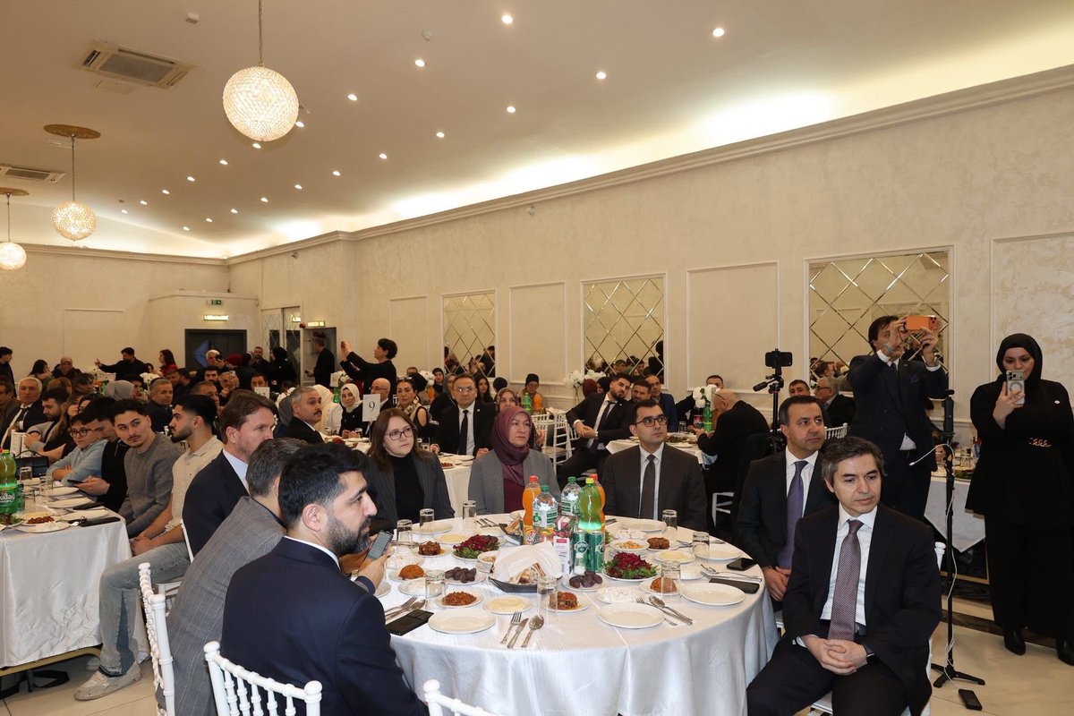 UK_UID's tweet photo. UID UK Iftar’ımız birlik ve kardeşlik ruhuyla gerçekleşti. Kur’an tilaveti ve iftar soframızda, Onur Konuğumuz Fırat Görgel, Osman Koray Ertaş ve Doç. Dr. Hasan Ulusoy bizlerleydi. Çok verimli bir program oldu. 🌙✨ #UIDUK #Ramazan https://t.co/Qt3Zssiq28