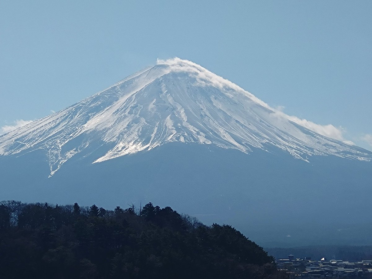 semimaru8823's tweet photo. ２２３で富士山の日
雪雲に包まれた富士山 https://t.co/LL93WXpnJ3